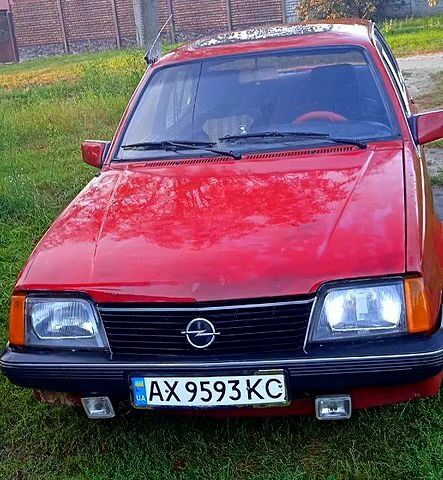 Красный Опель Аскона, объемом двигателя 1.6 л и пробегом 200 тыс. км за 1500 $, фото 1 на Automoto.ua