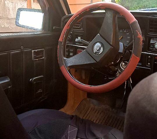 Красный Опель Аскона, объемом двигателя 1.6 л и пробегом 200 тыс. км за 1500 $, фото 2 на Automoto.ua