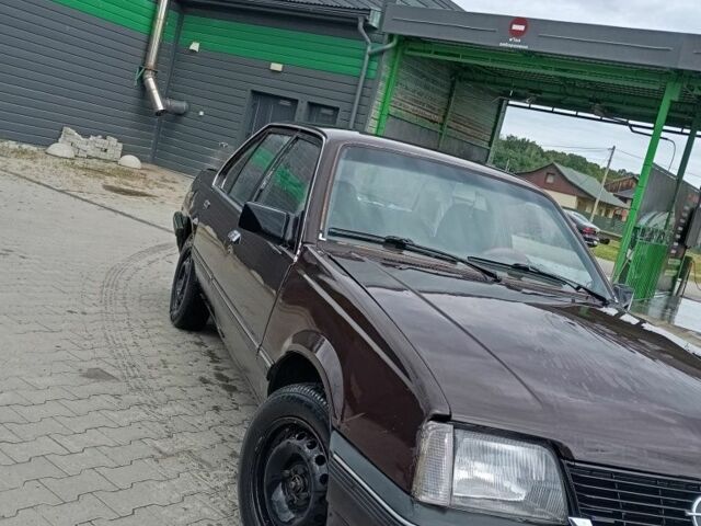 Красный Опель Аскона, объемом двигателя 1 л и пробегом 60 тыс. км за 550 $, фото 3 на Automoto.ua