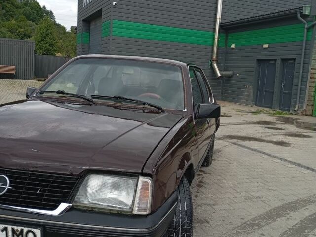 Красный Опель Аскона, объемом двигателя 1 л и пробегом 60 тыс. км за 550 $, фото 4 на Automoto.ua