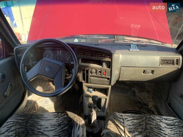 Красный Опель Аскона, объемом двигателя 1.8 л и пробегом 300 тыс. км за 307 $, фото 4 на Automoto.ua