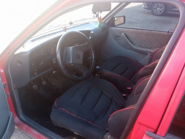 Красный Опель Аскона, объемом двигателя 1.6 л и пробегом 200 тыс. км за 750 $, фото 6 на Automoto.ua