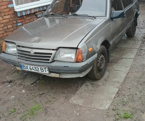 Серый Опель Аскона, объемом двигателя 1.6 л и пробегом 55 тыс. км за 650 $, фото 1 на Automoto.ua