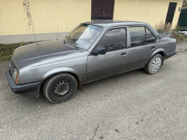 Серый Опель Аскона, объемом двигателя 1.6 л и пробегом 180 тыс. км за 350 $, фото 2 на Automoto.ua