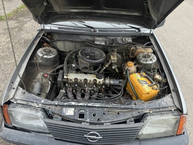 Серый Опель Аскона, объемом двигателя 1.6 л и пробегом 180 тыс. км за 350 $, фото 5 на Automoto.ua