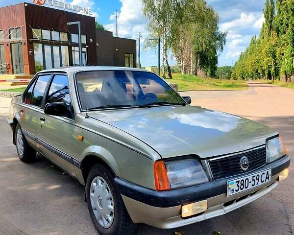 Серый Опель Аскона, объемом двигателя 1.3 л и пробегом 377 тыс. км за 900 $, фото 2 на Automoto.ua