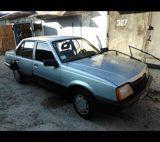 Серый Опель Аскона, объемом двигателя 1.4 л и пробегом 300 тыс. км за 473 $, фото 2 на Automoto.ua