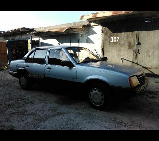 Серый Опель Аскона, объемом двигателя 1.4 л и пробегом 300 тыс. км за 473 $, фото 4 на Automoto.ua