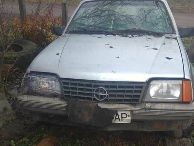 Серый Опель Аскона, объемом двигателя 1.6 л и пробегом 900 тыс. км за 300 $, фото 1 на Automoto.ua