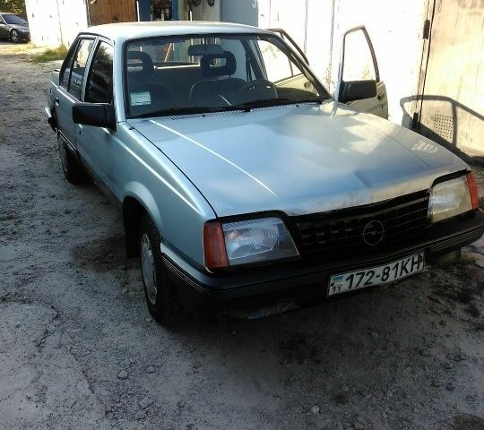 Серый Опель Аскона, объемом двигателя 1.4 л и пробегом 300 тыс. км за 473 $, фото 1 на Automoto.ua