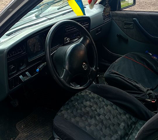 Сірий Опель Аскона, об'ємом двигуна 1.6 л та пробігом 263 тис. км за 850 $, фото 4 на Automoto.ua