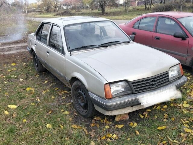 Серый Опель Аскона, объемом двигателя 1.6 л и пробегом 333 тыс. км за 592 $, фото 2 на Automoto.ua