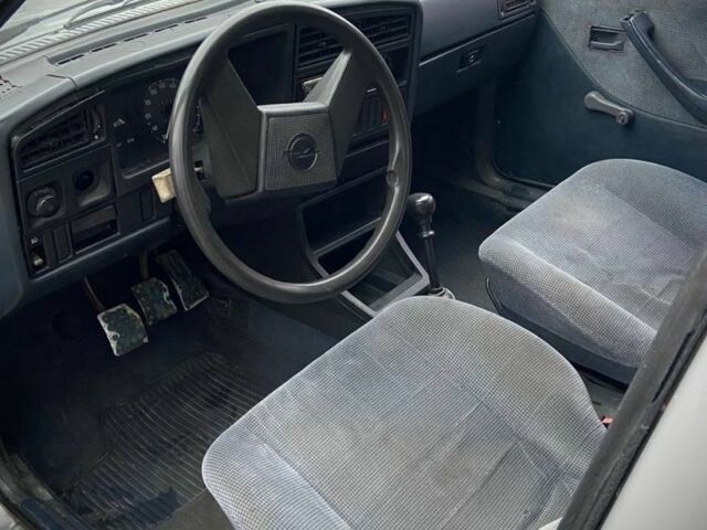 Сірий Опель Аскона, об'ємом двигуна 1.6 л та пробігом 225 тис. км за 700 $, фото 6 на Automoto.ua