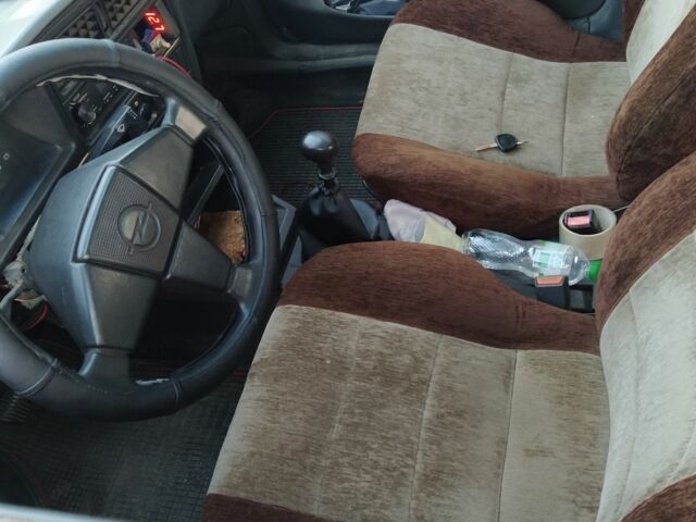 Серый Опель Аскона, объемом двигателя 1.6 л и пробегом 300 тыс. км за 850 $, фото 5 на Automoto.ua