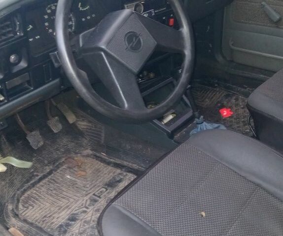 Серый Опель Аскона, объемом двигателя 1.6 л и пробегом 47 тыс. км за 350 $, фото 3 на Automoto.ua