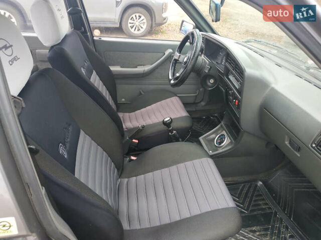 Сірий Опель Аскона, об'ємом двигуна 1.6 л та пробігом 95 тис. км за 1200 $, фото 3 на Automoto.ua