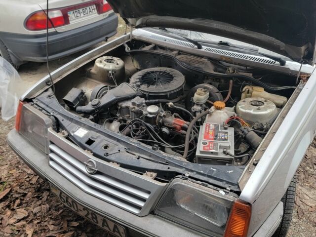 Серый Опель Аскона, объемом двигателя 1.6 л и пробегом 50 тыс. км за 700 $, фото 4 на Automoto.ua