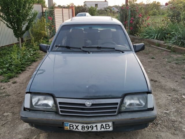 Серый Опель Аскона, объемом двигателя 1.6 л и пробегом 300 тыс. км за 850 $, фото 1 на Automoto.ua