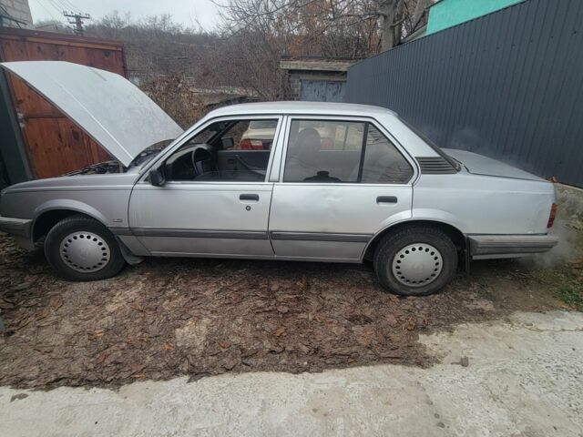 Серый Опель Аскона, объемом двигателя 1.6 л и пробегом 50 тыс. км за 700 $, фото 3 на Automoto.ua