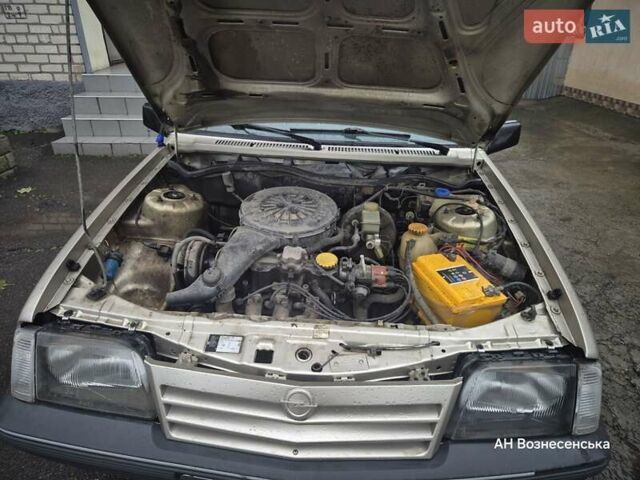 Серый Опель Аскона, объемом двигателя 1.58 л и пробегом 108 тыс. км за 1657 $, фото 4 на Automoto.ua