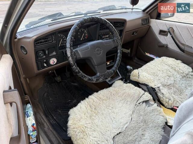 Сірий Опель Аскона, об'ємом двигуна 1.59 л та пробігом 100 тис. км за 2300 $, фото 26 на Automoto.ua