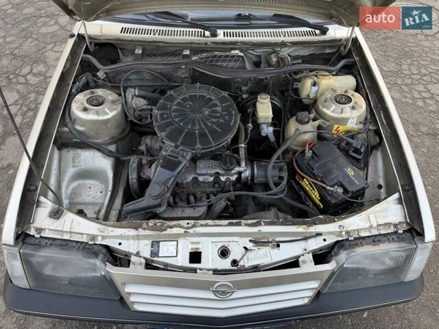 Сірий Опель Аскона, об'ємом двигуна 1.59 л та пробігом 100 тис. км за 2300 $, фото 36 на Automoto.ua