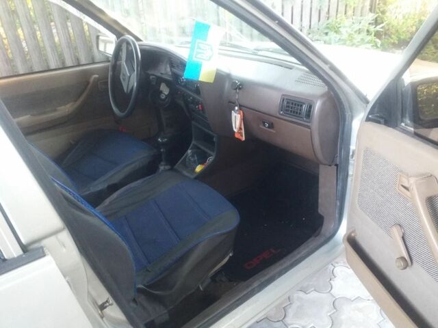 Серый Опель Аскона, объемом двигателя 1 л и пробегом 80 тыс. км за 1300 $, фото 2 на Automoto.ua