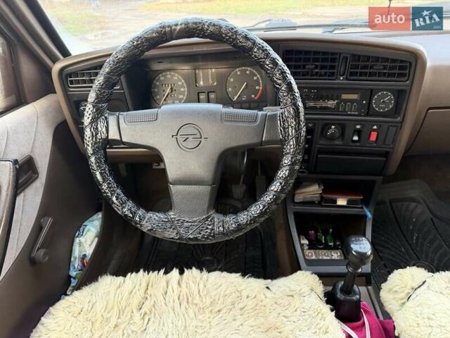 Сірий Опель Аскона, об'ємом двигуна 1.59 л та пробігом 100 тис. км за 2300 $, фото 25 на Automoto.ua
