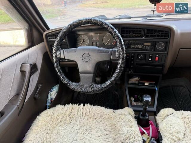 Сірий Опель Аскона, об'ємом двигуна 1.59 л та пробігом 100 тис. км за 2300 $, фото 23 на Automoto.ua