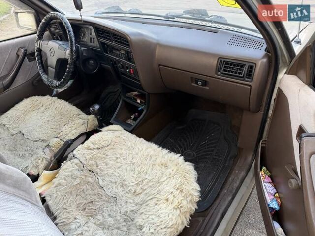 Сірий Опель Аскона, об'ємом двигуна 1.59 л та пробігом 100 тис. км за 2300 $, фото 31 на Automoto.ua