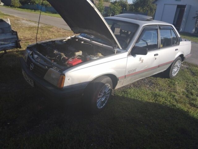 Серый Опель Аскона, объемом двигателя 2 л и пробегом 567 тыс. км за 401 $, фото 1 на Automoto.ua