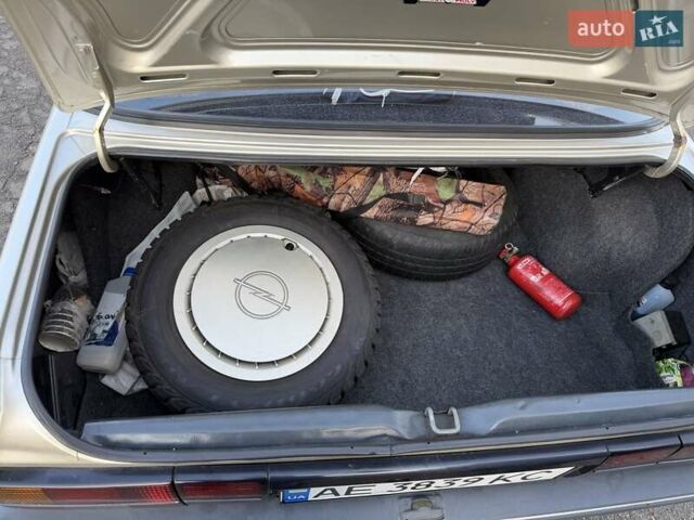Сірий Опель Аскона, об'ємом двигуна 1.59 л та пробігом 100 тис. км за 2300 $, фото 41 на Automoto.ua