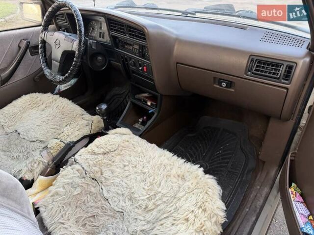 Сірий Опель Аскона, об'ємом двигуна 1.59 л та пробігом 100 тис. км за 2300 $, фото 34 на Automoto.ua