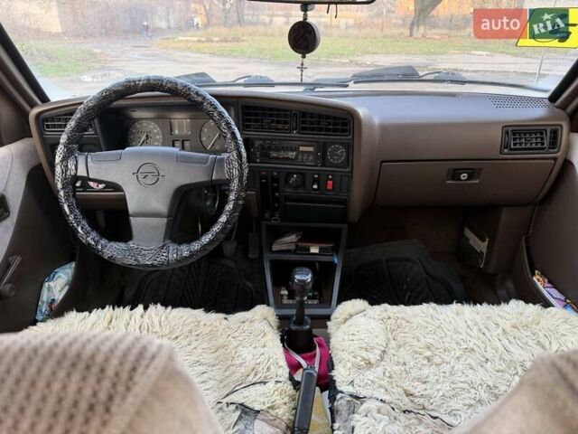 Сірий Опель Аскона, об'ємом двигуна 1.59 л та пробігом 100 тис. км за 2300 $, фото 27 на Automoto.ua