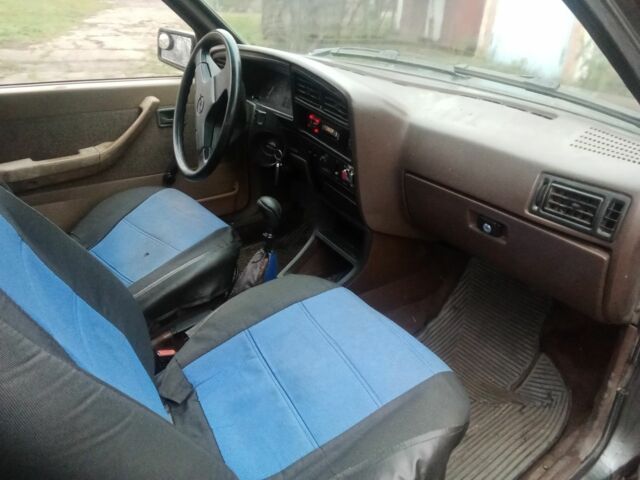 Серый Опель Аскона, объемом двигателя 1.6 л и пробегом 220 тыс. км за 850 $, фото 4 на Automoto.ua