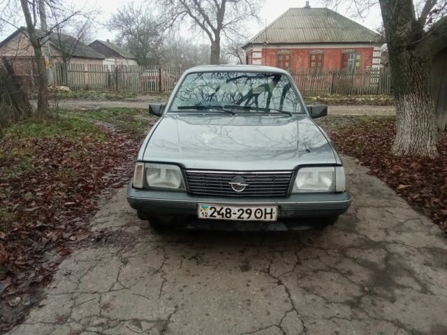 Серый Опель Аскона, объемом двигателя 1.6 л и пробегом 220 тыс. км за 850 $, фото 1 на Automoto.ua