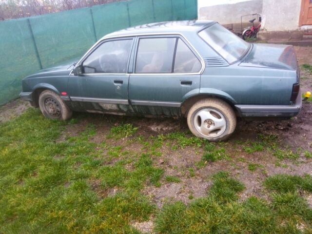 Синий Опель Аскона, объемом двигателя 1.6 л и пробегом 300 тыс. км за 650 $, фото 1 на Automoto.ua