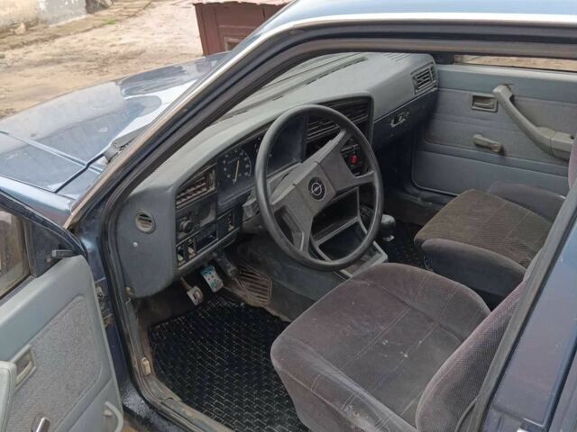 Синий Опель Аскона, объемом двигателя 1.6 л и пробегом 100 тыс. км за 1000 $, фото 5 на Automoto.ua