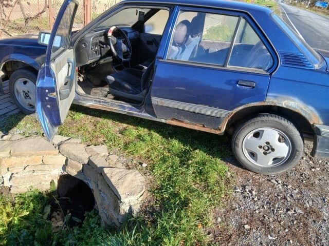 Синий Опель Аскона, объемом двигателя 2 л и пробегом 260 тыс. км за 1071 $, фото 3 на Automoto.ua