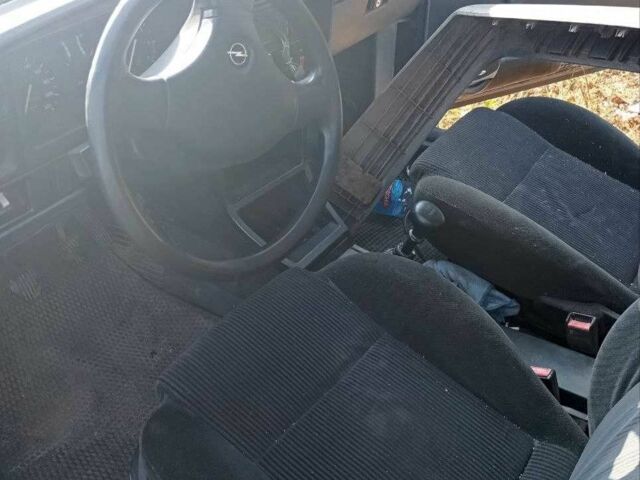 Синий Опель Аскона, объемом двигателя 1.8 л и пробегом 200 тыс. км за 596 $, фото 4 на Automoto.ua