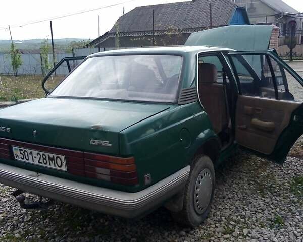 Зеленый Опель Аскона, объемом двигателя 1.6 л и пробегом 300 тыс. км за 1300 $, фото 3 на Automoto.ua