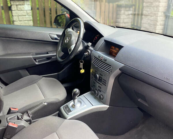 Опель Астра ГТЦ 2013 в Калуше на Automoto.ua Красный Опель Астра ГТЦ, объемом двигателя 1.6 л и пробегом 171 тыс. км за 6850 $, фото 4 на Automoto.ua