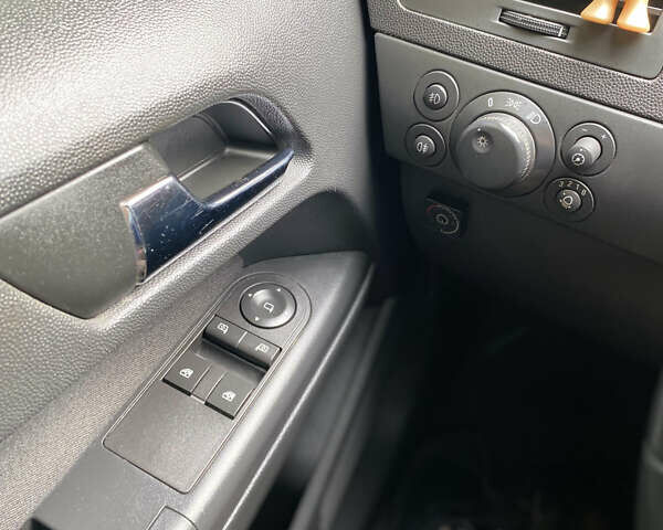 Опель Астра ГТЦ 2013 в Калуше на Automoto.ua Красный Опель Астра ГТЦ, объемом двигателя 1.6 л и пробегом 171 тыс. км за 6850 $, фото 7 на Automoto.ua