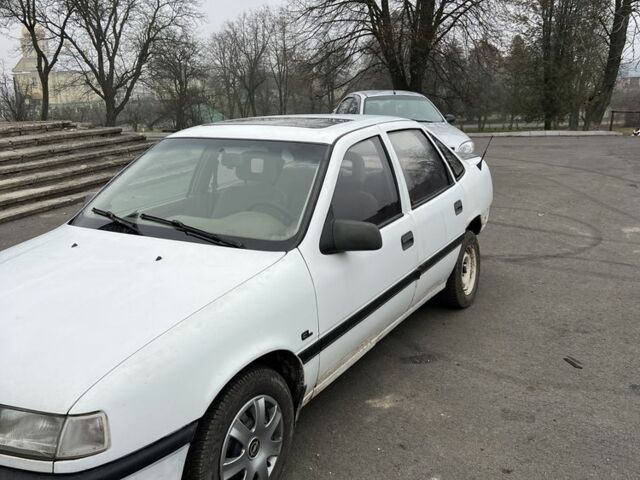 Белый Опель Астра, объемом двигателя 1.6 л и пробегом 300 тыс. км за 950 $, фото 6 на Automoto.ua