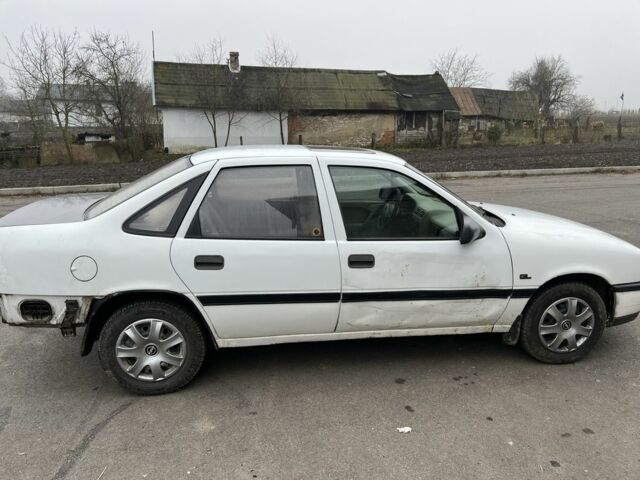 Белый Опель Астра, объемом двигателя 1.6 л и пробегом 300 тыс. км за 950 $, фото 4 на Automoto.ua