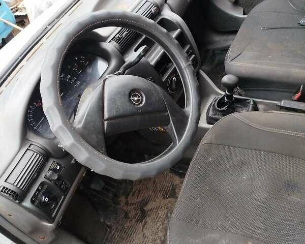 Белый Опель Астра, объемом двигателя 1.4 л и пробегом 123 тыс. км за 650 $, фото 1 на Automoto.ua