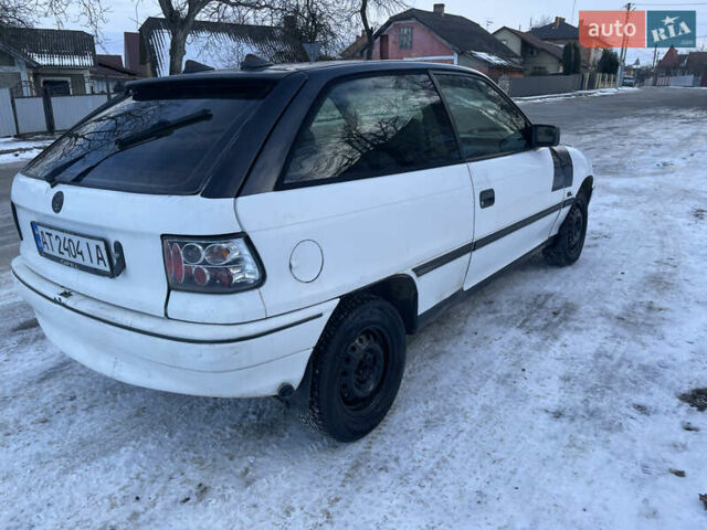 Белый Опель Астра, объемом двигателя 1.6 л и пробегом 300 тыс. км за 750 $, фото 3 на Automoto.ua