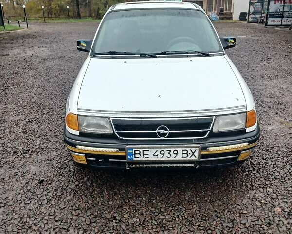 Белый Опель Астра, объемом двигателя 1.4 л и пробегом 501 тыс. км за 2000 $, фото 4 на Automoto.ua