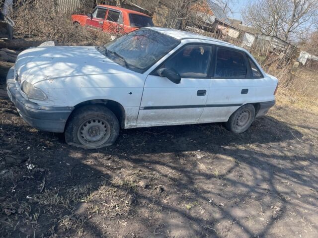 Белый Опель Астра, объемом двигателя 1.4 л и пробегом 300 тыс. км за 677 $, фото 1 на Automoto.ua