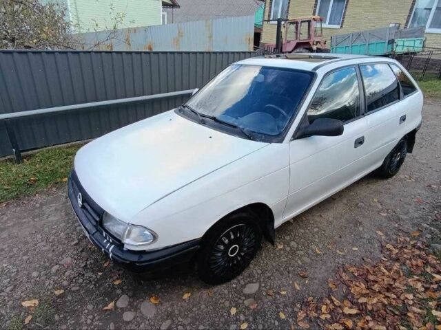 Белый Опель Астра, объемом двигателя 1.6 л и пробегом 295 тыс. км за 1400 $, фото 1 на Automoto.ua